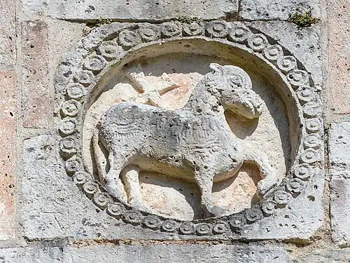 Mouton crucifère sur la façade de la chapelle.