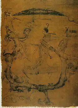 Gentilhomme chevauchant un dragon qui porte aussi une grue de bon augure. Un poisson les accompagne. Encre sur soie. IIIe&nbsp;siècle, 37,5&nbsp;×&nbsp;28&nbsp;cm. Changsha Musée provincial, Hunan.