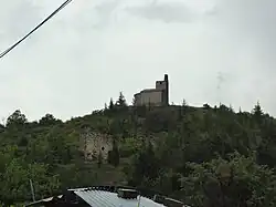 Chapelle au sommet du site de l’ancien village.