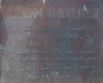 Plaque apposée sur l'église Sainte-Madeleine de Contis commémorant le record établi le 31 août 1912 par l'aviateur Léon Bathiat de la plus grande distance parcourue dans la journée dans le cadre de la coupe Pommery.