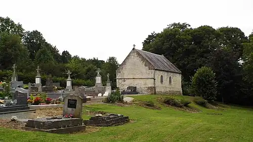 La chapelle Saint-Pierre au milieu du cimetière.