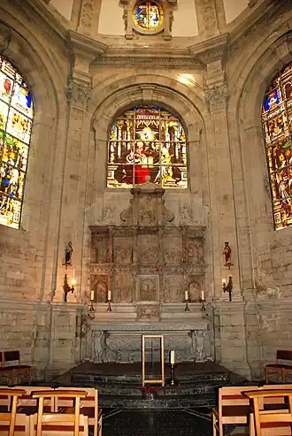 Le mur est et l'autel.