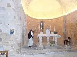 La sœur dominicaine dans le chœur de la chapelle.