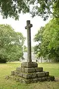 Croix située à proximité de la chapelle.