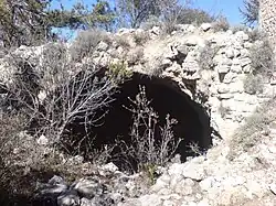 Voûte semi-enterrée, devant la chapelle.