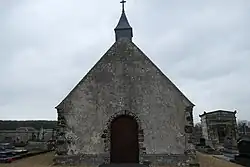 Façade Ouest de la Chapelle Saint-Cyr, située dans le cimetière de Senonches, 2020.