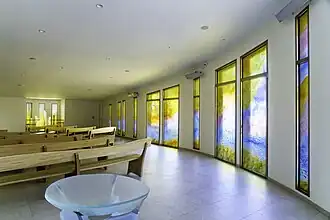 Les vitraux du narthex.