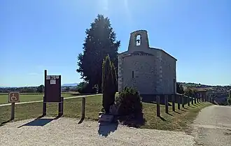 La chapelle dans son environnement en 2024, vue depuis l'Est