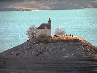 La chapelle Saint-Michel et le lac au second plan