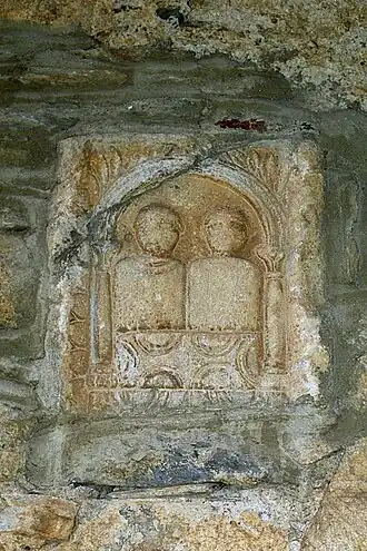 Cippe placé au-dessus du portailen haut à gauche.