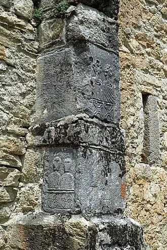 Contrefort orné de cippes.