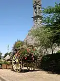 Charrette fleurie devant la chapelle Saint-Pierre.