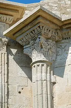 Chapiteau à feuilles d'acanthe.