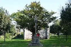 Chapelle Saint-Vincent derrière la croix bannière
