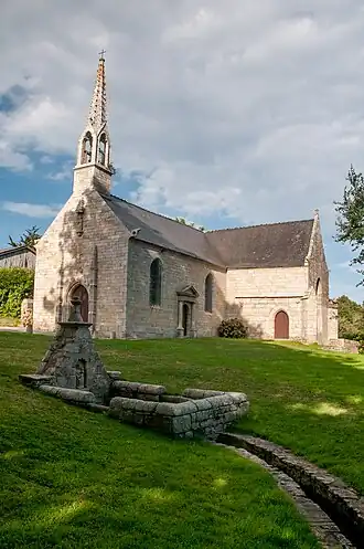 Chapelle Saint-Mathieu et sa fontaine 1.