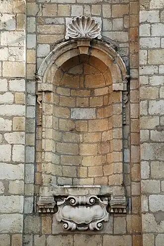 Niche, cartouche et coquille Saint-Jacques.