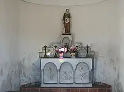 Autel et tabernacle en marbre blanc surmonté d'une statue de sainte Germaine