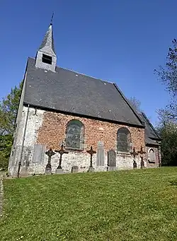 Façade sud de la chapelle sainte-Marie-Madeleine avec son clocher.