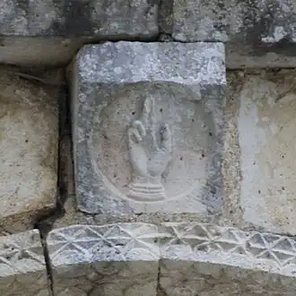 Main bénissant au-dessus du portail.