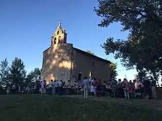 Rassemblement devant la chapelle.