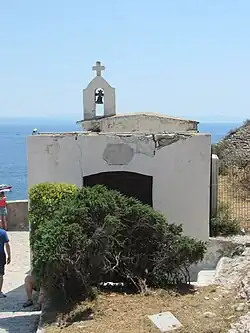 Vue du clocheton et du fronton de la chapelle depuis la rampe avant la restauration de 2023