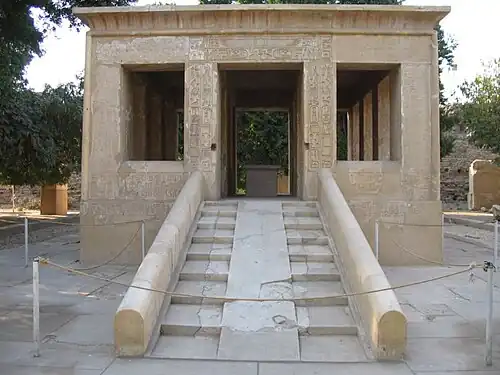 Vue de la chapelle blanche de Sésostris&nbsp;Ier
