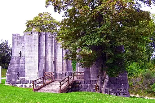 Tour Pagis, basilique inachevée en l'honneur de Sainte Jeanne d'Arc.