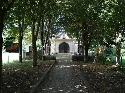 L'allée d'arbres symbolisant la nef manquante lors de « La Ronde des expos ».