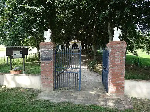 L'entrée en bordure de la D 12.