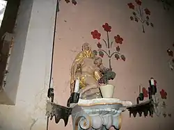 Statuette d'une pietà en bois dorée polychrome