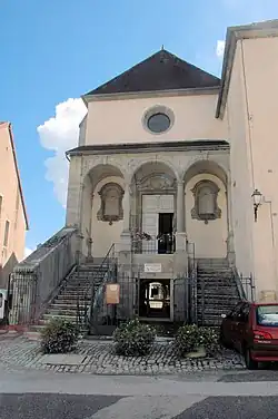 Photographie couleur de la façade d'une église de style classique