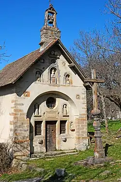 Photo de la face avant très décoré d'une petite chapelle avec son clocheton.