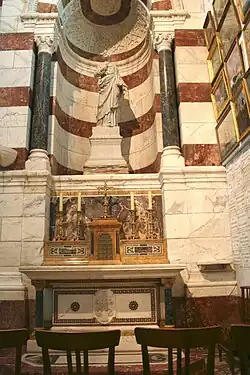 Chapelle latérale dédiée à saint Pierre dans l'église supérieure de la basilique Notre-Dame de la Garde à Marseille.