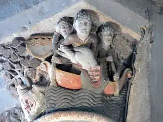 Jonas avalé par le grand poisson.Chapiteau du XIIe&nbsp;siècle de la nef de l'abbatiale de Mozac
