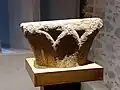Chapiteau en granite du XIIe&nbsp;siècle, présenté au Scriptorial.