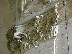 Chapiteau à amour de l'escalier.