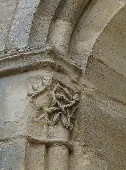 Un chapiteau de l'abside à l'extérieur.