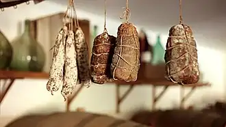 Charcuterie en train de sécher