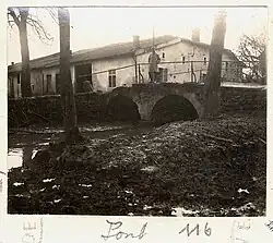 Vue d'un militaire posant au milieu d'un pont en 1916 : Raoul Berthelé, Archives municipales de Toulouse.