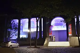 Entrée principale de nuit.