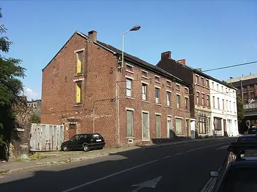 Immeuble daté de 1863. Un des plus anciens subsistant du quartier.