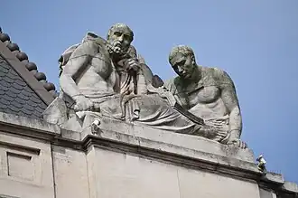 L'administration, groupe sculpté sur la corniche de l'hôtel de ville de Charleroi.