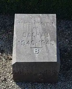 Urne contenant de la terre provenant du camp de concentration de Dachau.