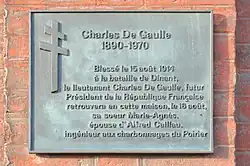 Plaque apposée sur l'ancienne maison de la sœur de Charles de Gaulle à Charleroi, où il est venu lui rendre visite après la bataille de Dinant.