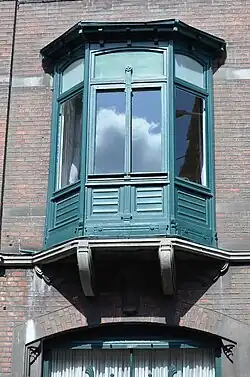 Rue Léon Bernus 42, oriel.