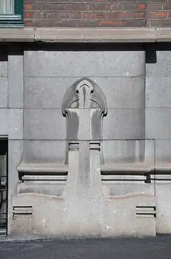 Rue Léon Bernus 42, sculpture sur la façade.