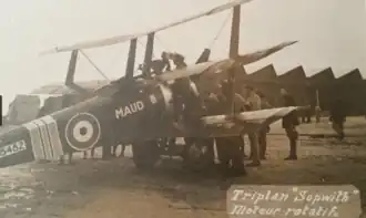Photo noir et blanc d'un avion triplan vu de trois quart dos