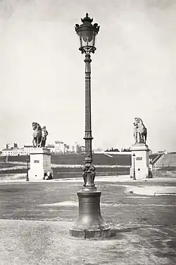 En 1878, la colline de Chaillot n'est pas encore occupée par le palais du Trocadéro.
