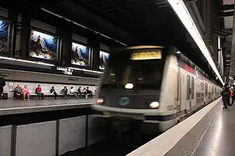 Une MI 2N arrivant en gare en 2009.