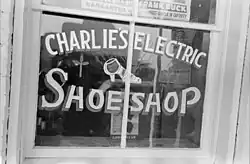 La vitrine de la cordonnerie électrique de Charlie, 1938